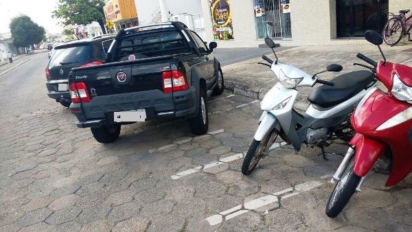 Carros estacionados no lugar de motos irritam internauta no Centro de Linhares