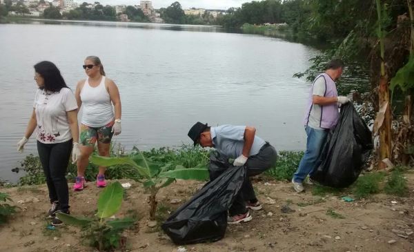 Fogão e até cama de casal são retirados de lagoa durante ação em Linhares