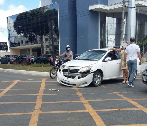 Carro sai com a frente ‘detonada’ de acidente no Centro. Foi em frente a um hotel
