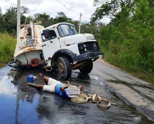 Caminhão se parte ao meio em acidente na Estrada de Jataipeba