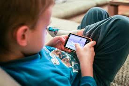 Uso de tablets e celulares geram problemas na coluna de jovens e crianças