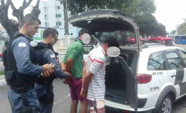 Cenas de cinema no Centro de Linhares: Policial civil persegue e prende autores de assalto
