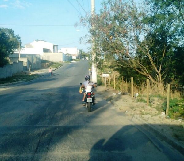 Vídeo: Crianças são transportadas desse jeito, todos os dias, diz internauta