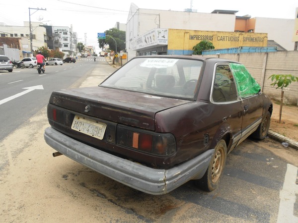 Carro modesto para vender ‘rouba a cena’ na Governador Lindemberg