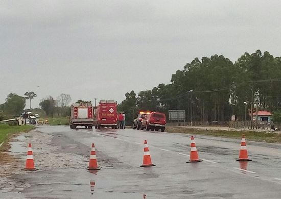 BR-101: transbordo de combustível de carreta é concluído