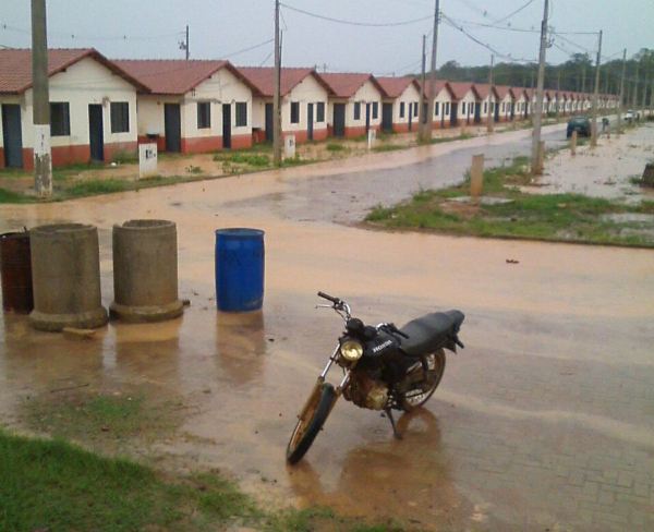 Após tarde de muita chuva: como estão as “casinhas” que aguardam ocupantes em Linhares