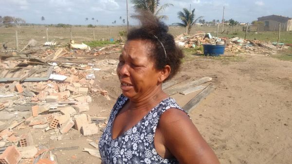 É minha!Pescadora tem casa onde morou por 15 anos demolida. Moradores anunciam protesto