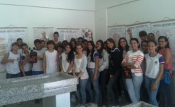 Futuros universitários: alunos de escola municipal visitam laboratório da Pitágoras