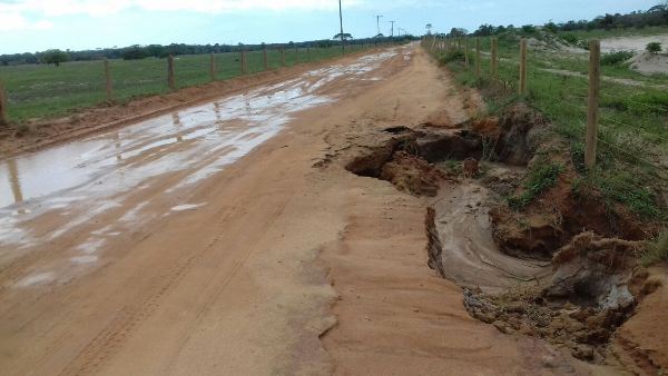 Cratera assusta quem passa pela ‘Estrada de Regência’