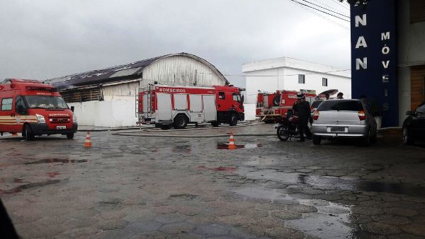 Incêndio em galpão de empresa de móveis mobiliza Bombeiros no Shell