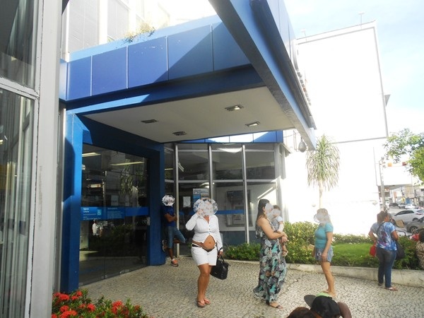 Centro: Porta de agência bancária ‘trava’ e usuários reclamam