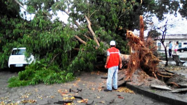 Dia escurece e temporal assusta trabalhador no primeiro dia útil da semana