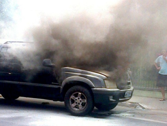 Carro pega fogo no bairro Araçá