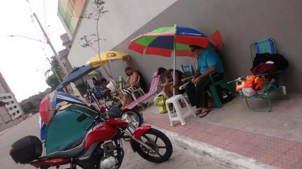 Matrículas: Churrasco, sombrinhas, colchões e cadeiras de praia na “fila do Agnelo”