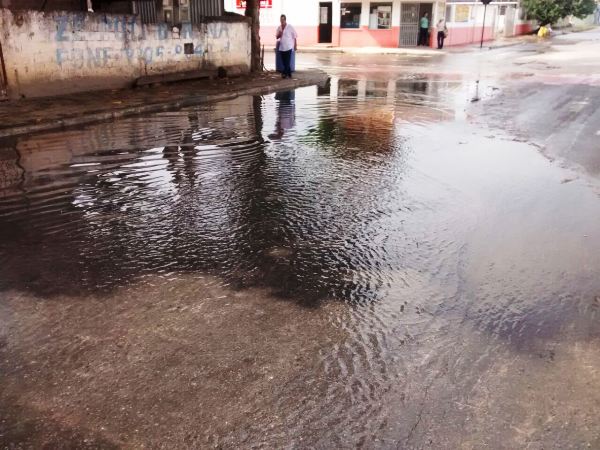 Bomba trava e água jorra de caixa no Interlagos