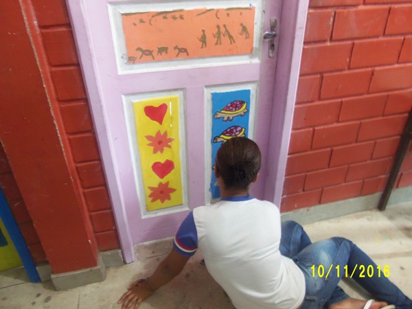 Veja o que alunos fizeram nos acessos para as salas da escola do Pontal