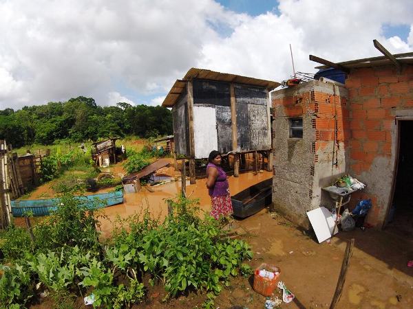 Rio Doce ultrapassa cota de inundação em Linhares e já tem famílias desalojadas