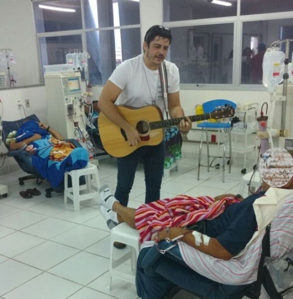 Registro: 17 artistas “transferem” o palco para o Hemodiálise de Linhares