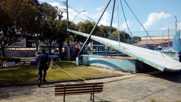 Cobertura de palco de eventos desaba na praça do Conceição
