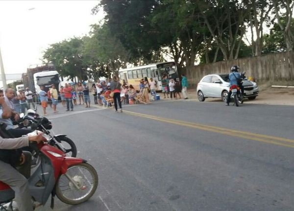 Manifestantes bloqueiam 'Estrada do Pontal'