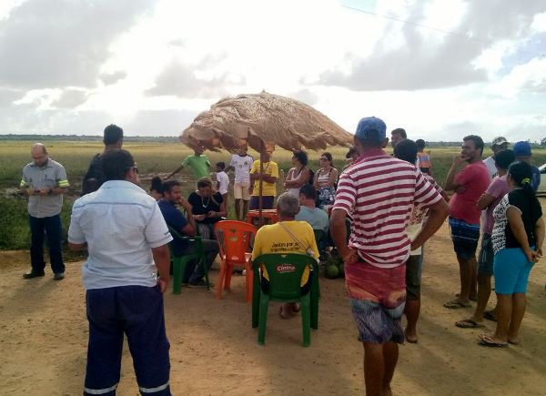 Protesto continua: Moradores de Regência ‘convocam’ universitários para bloqueio de estrada