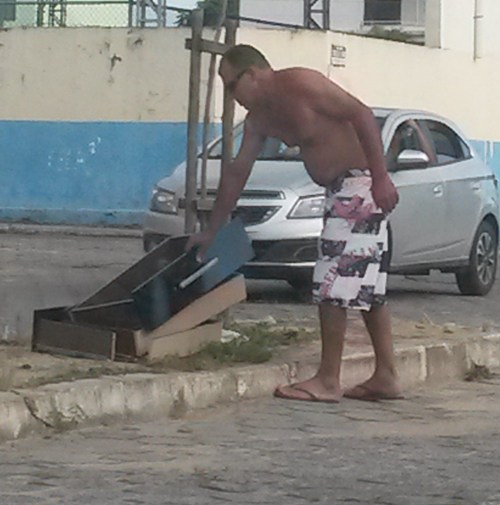 Araçá: internauta pede fim de entulhos nas calçadas