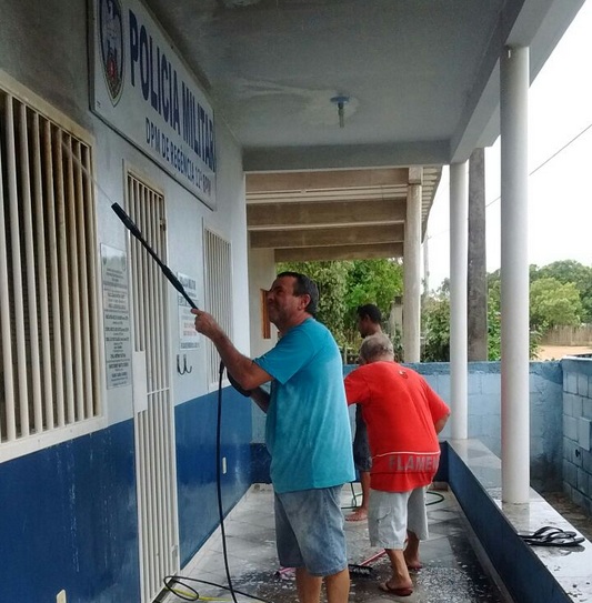 Comunidade de Regência unida para recuperar DPM incendiado por bandidos