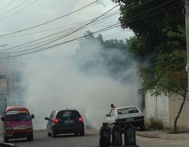 Carro pega fogo na rua principal do Palmital