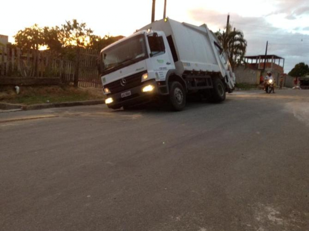 Cena impressionante: papão afunda em avenida no Interlagos