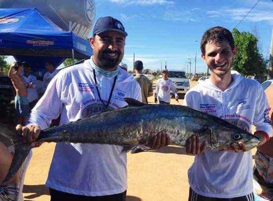 Dupla de Linhares fisga maior peixe de gincana realizada no Pontal