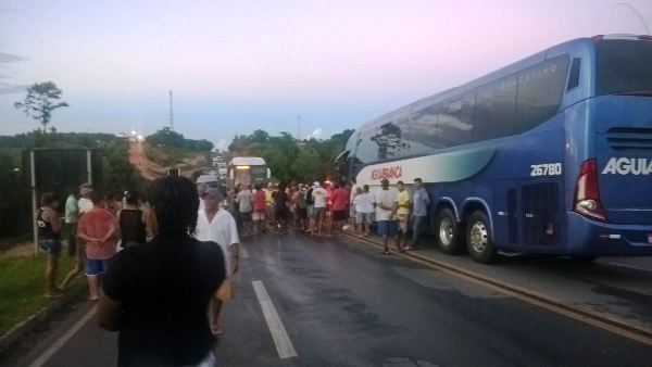 BR-101 fechada: Moradores protestam contra roubos e saques