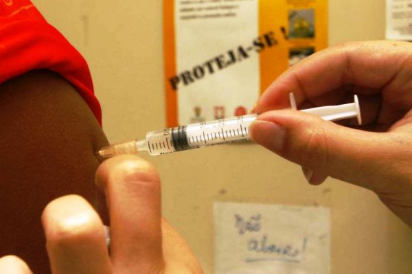 Vacinação contra a febre amarela em todas as unidades de saúde da sede de Linhares