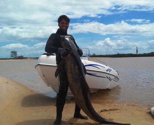 Peixão: Trio comemora resultado de pesca no mar de Regência