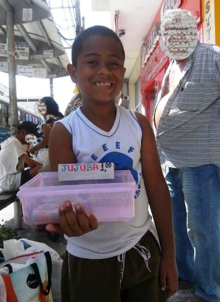Garotinho determinado vende doces para conseguir arcar com a própria festa de aniversário
