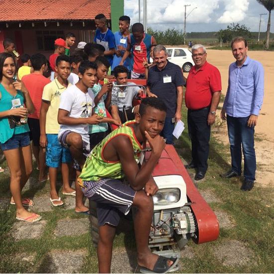 Meninos da Terra recebe micro trator e outros equipamentos para cultivo de hortas
