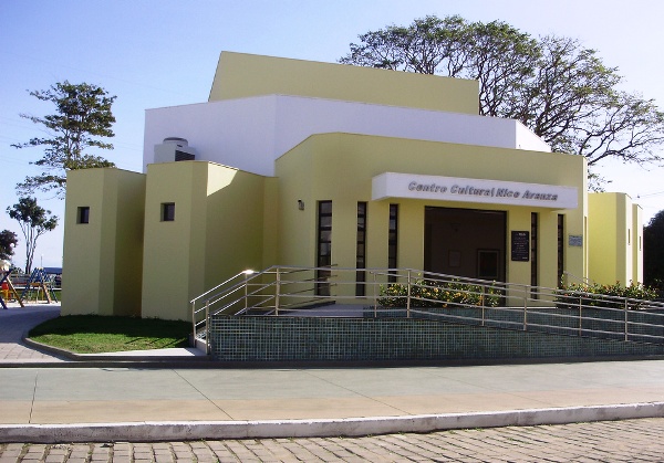 Prefeitura faz divulgação de graça e usa espaço público para evento particular em Linhares