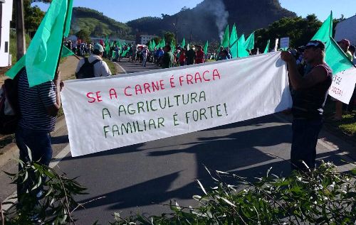 Manifestantes fecham BR-101 (e a 259) durante protesto