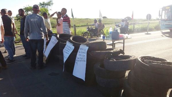 Manifestação complica trânsito na Estrada do Pontal