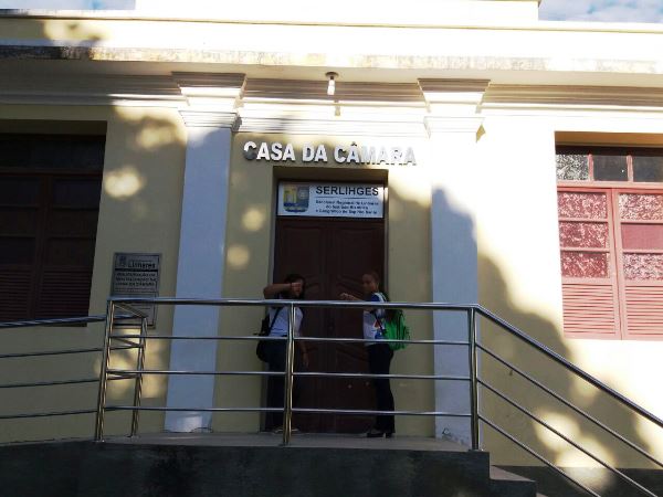Estudantes “dão com a cara na porta” da SERLIHGES