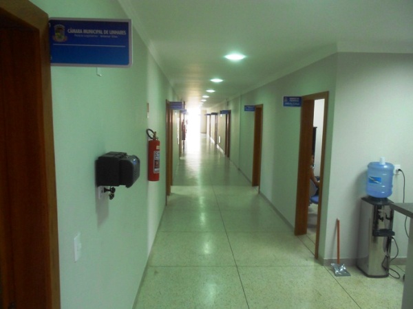 Já? Câmara Municipal de Linhares passa por reparos estruturais