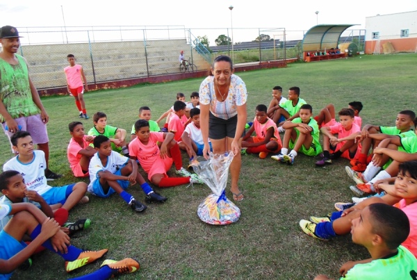 Quem quer, faz! Mulher mantém escolinha de futebol e muda vida de crianças em Bebedouro