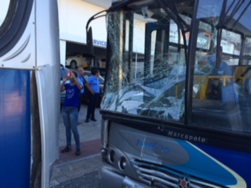 Vidros quebrados: colisão entre ônibus assusta passageiros no final da tarde desta quarta-feira