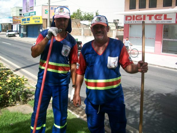 E o destaque do dia vai para: Eles, os garis!