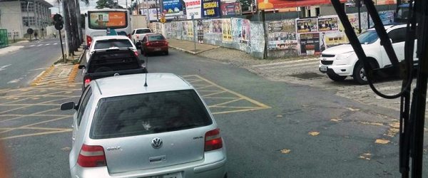 Cena: Marca em amarelo é para deixar cruzamento livre, pede internauta