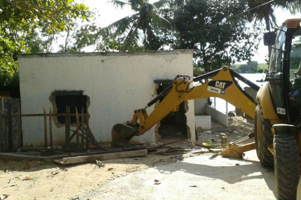 Demolição de casas em áreas públicas e de preservação marca a semana em Linhares