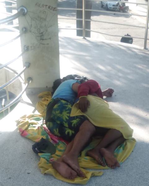 Dia dos Namorados: Casal dormindo “de conchinha” chama atenção na Praça 22 de Agosto