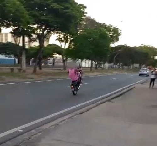 Vídeo: Condutor empina moto e sofre acidente na BR-101 em Linhares