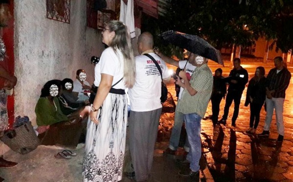 Faça chuva, frio ou calor, voluntários são vistos em ações com andarilhos em Linhares