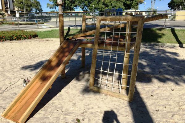 Manutenção e troca de brinquedos na Praça 22 de Agosto