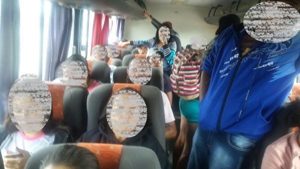 Passageiros viajam em pé até Povoação e pedem providencias
